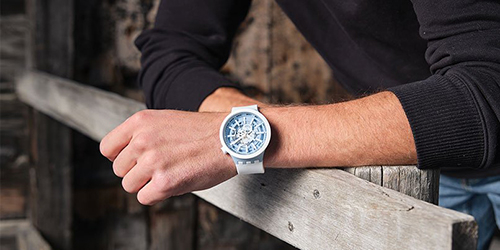 Часы Swatch Big Bold одеты на руку мужчины