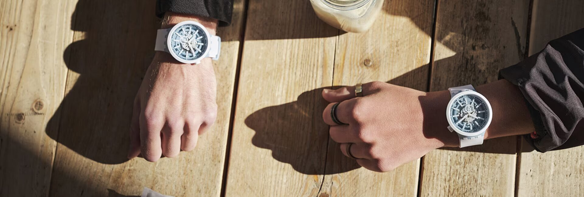 Часы Swatch Big Bold одеты на руку мужчины